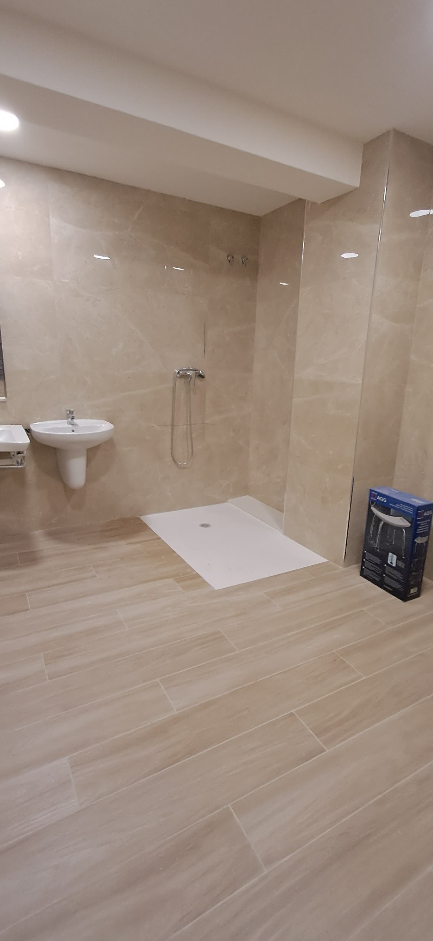Baño amplio accesible